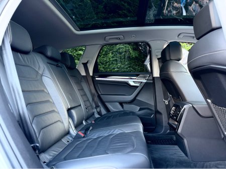 2018 Volkswagen Touareg D R-LE 3.0 TDI 4M 286HP 5DR AUTO €52,950 thumbnail