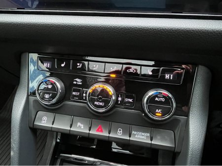 2020 Skoda Kodiaq 7 SEATER 4x4 STYLE AUTOMATIC 2.0 DIESEL //MASSIVE SPEC//CANTON SOUND SYSTEM//PANORAMIC GLASS ROOF//FULL LEATHER HEATED FRONT AND REAR SEATS// €36,950 thumbnail