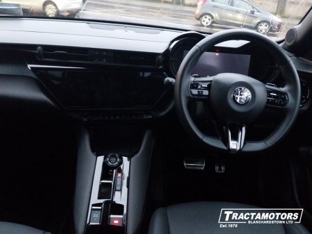 2025 Alfa Romeo Junior IBRIDA 1.2 136BHP MHEV 5 €35,999 thumbnail