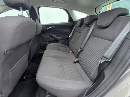 2016 Ford Focus - thumbnail 17