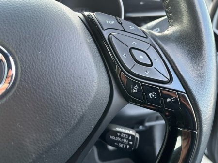 2023 Toyota C-HR HYBRID SPORT BI-TONE 4DR thumbnail