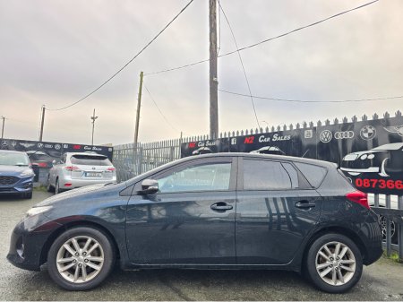 2015 Toyota Auris - view 4