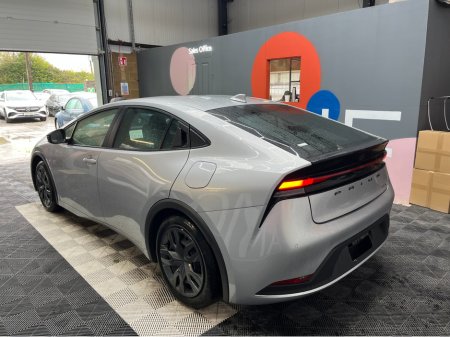 2025 Toyota Prius - thumbnail 4