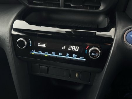 2023 Toyota Yaris Cross LUNA SPORT €27,950 thumbnail