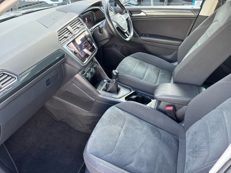 2019 Volkswagen Tiguan - view 2