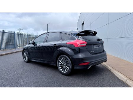 2017 Ford Focus - thumbnail 2