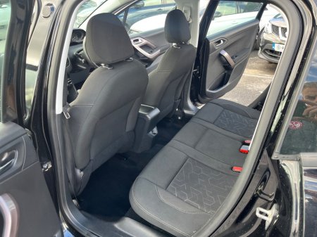 2016 Peugeot 2008 - thumbnail 11