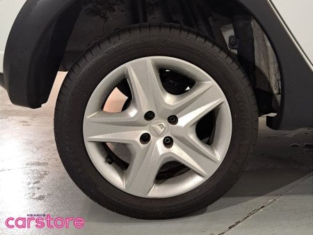 2015 Dacia Sandero Stepway TCe 90 S&S SIGNATURE €10,380 thumbnail