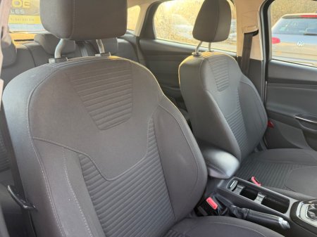 2016 Ford Focus - thumbnail 8