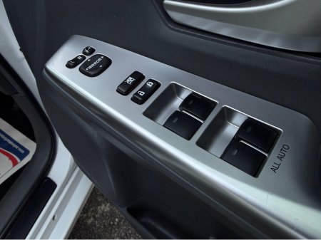 2014 Toyota Prius Alpha - thumbnail 14