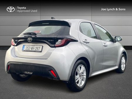 2025 Toyota Yaris - thumbnail 2