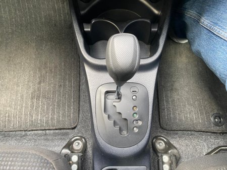 2018 Toyota Vitz - thumbnail 10