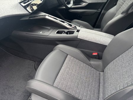 2025 Peugeot 5008 1.2 MHEV 145bhp E-DCS6 Allure €44,950 thumbnail