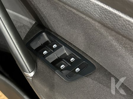 2020 Volkswagen Golf ESTATE AUTOMATIC 1.2L TSI - REVERSE CAMERA - UPGRADED ALLOY WHEELS - PADDLE SHIFT - DIGITAL DASH - CRUISE CONTROL - A/C HEATING CONTROLS €20,950 thumbnail