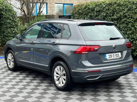 2023 Volkswagen Tiguan LIFE 1.4 HYBRID // DIGITAL CLUSTER // APPLE CARPLAY/ANDROID AUTO // DUAL ZONE CLIMATE CONTROL €31,900 thumbnail