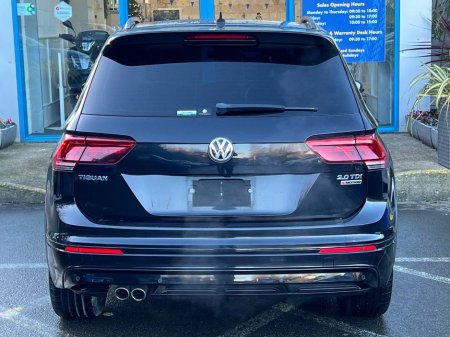 2018 Volkswagen Tiguan R-LINE 2.0 TDI 4MOTION // BLACK EDITION // HEADS-UP DISPLAY // 360 SURROUND PARKING CAMERAS €28,950 thumbnail