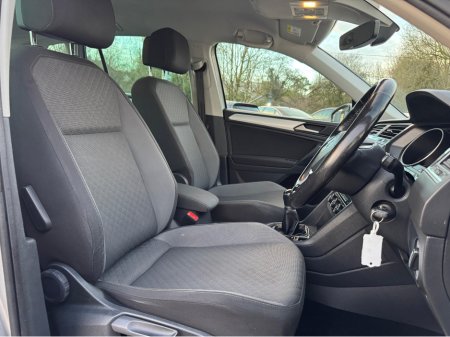 2020 Volkswagen Tiguan CL 2.0 TDI MANUAL 6SPEED FWD 150HP 5DR €22,950 thumbnail