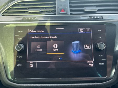 2022 Volkswagen Tiguan R-LINE 1.4 TSI PHEV 2 245HP 5DR thumbnail