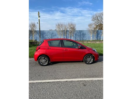 2016 Toyota Yaris - thumbnail 3