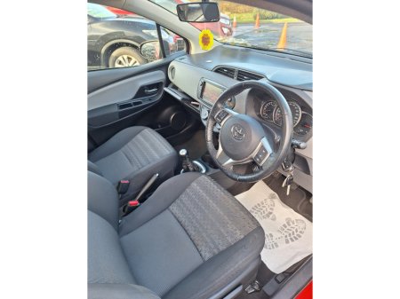 2017 Toyota Yaris - thumbnail 8