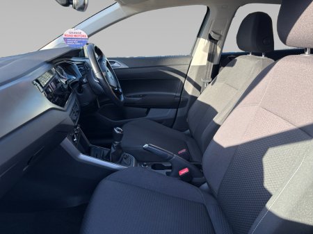 2019 Volkswagen Polo R-LINE 1.0 MANUAL 5SPEED 65HP 5DR €15,900 thumbnail