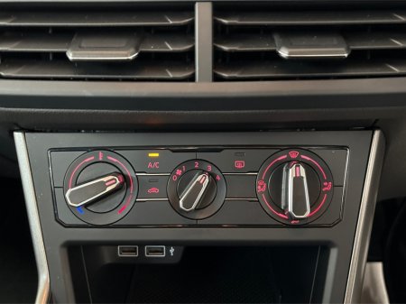 2018 Volkswagen Polo NEW NCT COMFORTLINE 1.0 MANUAL**MULTIFUNCTIONAL STEERING WHEEL**TOUCH SCREEN MEDIA DISPLAY**PARKING SENSORS**APPLE CARPLAY**BLACK CLOTH INTERIOR**SEMI DIGITAL DASH**ISOFIX**FINANCE AVAILABLE** €14,495 thumbnail