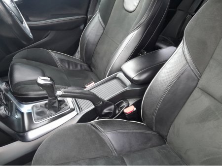 2016 Volvo V40 D2 R-DESIGN ED 5DR thumbnail