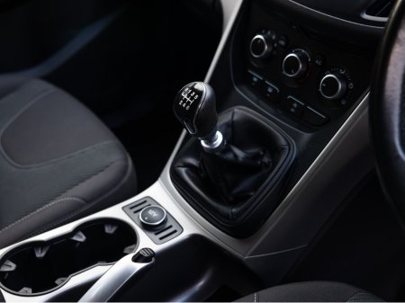 2015 Ford Kuga ZETEC 2.0 TDCI 120PS FWD 4 4DR €11,950 thumbnail