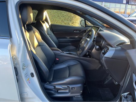 2019 Toyota C-HR SOL HYBRID AUTOMATIC 1.8 PETROL //HIGH SPEC//FULL LEATHER HEATED SEATS//KEYLESS ENTRY//REVERSE CAMERA// €20,950 thumbnail
