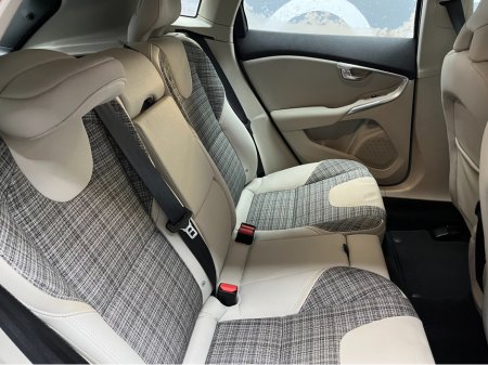 2018 Volvo V40 - thumbnail 11