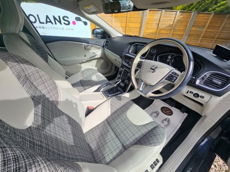 2019 Volvo V40 - thumbnail 16