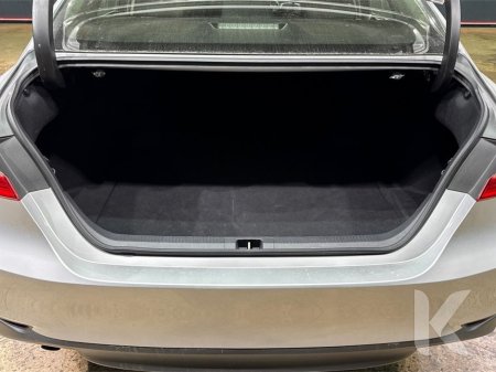 2020 Toyota Camry - thumbnail 11