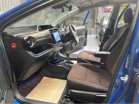 2016 Toyota Aqua - view 4