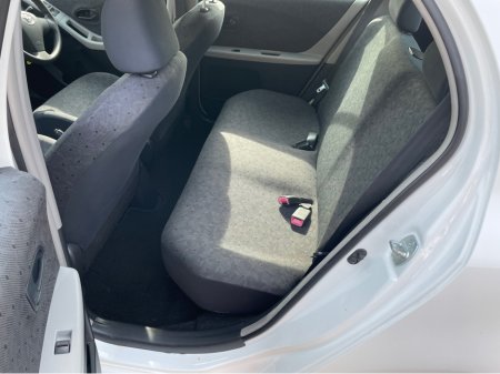 2010 Toyota Yaris - thumbnail 16