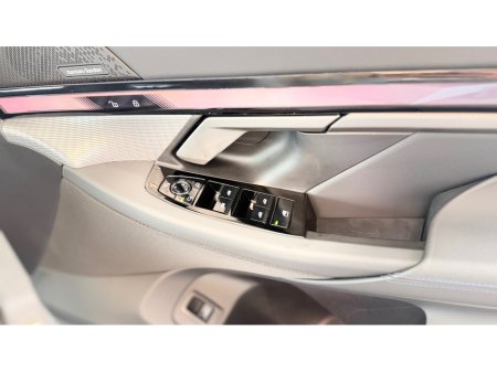 2025 BMW 5 Series - thumbnail 18