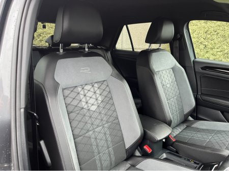 2022 Volkswagen T-Roc R-LINE AUTOMATIC 2.0 DIESEL //HIGH SPEC////HEATED SEATS//ADAPTIVE CRUISE CONTROL//KEYLESS ENTRY//REVERSE CAMERA// €29,950 thumbnail