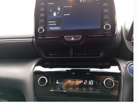 2024 Toyota Yaris Cross 1.5 Hybrid Luna Sport (Pearl white) €30,850 thumbnail