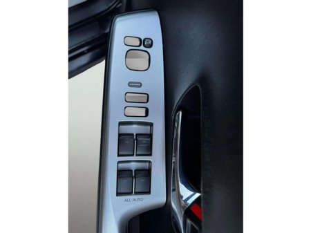 2017 Toyota Prius - thumbnail 32