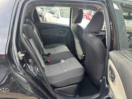 2016 Toyota Yaris - thumbnail 5