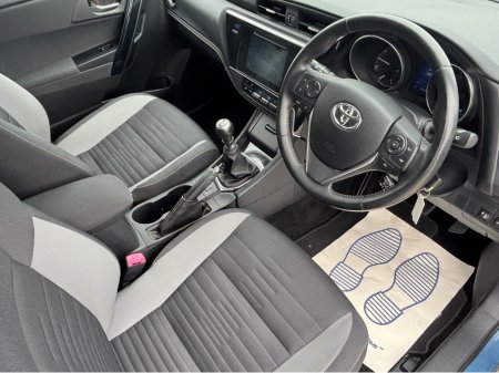 2016 Toyota Auris - thumbnail 2