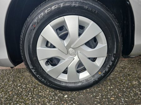 2016 Toyota Vitz - thumbnail 29