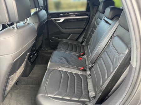 2019 Volkswagen Touareg - thumbnail 16