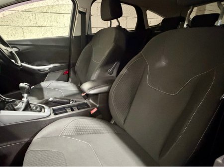 2016 Ford Focus - thumbnail 15