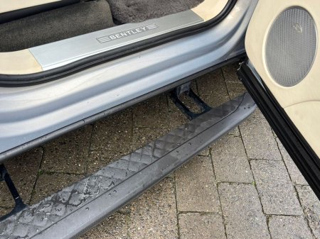 2016 Bentley Bentayga - thumbnail 37