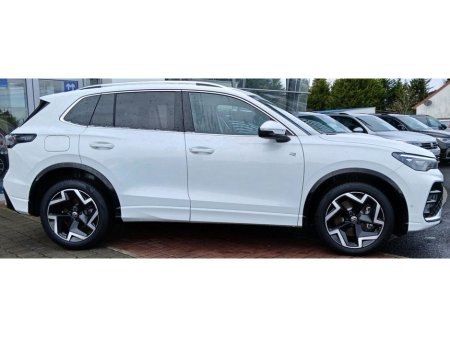 2025 Volkswagen Tiguan R-Line 2.0 TDI 150HP DSG *HEATED FRONT SEATS, REARVIEW CAMERA, CALL US TODAY* €55,995