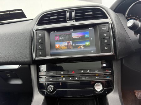 2016 Jaguar F-Pace 2.0 D AWD R-SPORT AUTO 5DR €15,950 thumbnail