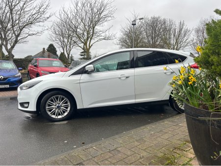 2017 Ford Focus - thumbnail 6