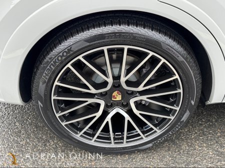 2024 Porsche Cayenne 3.0 V6 E-HYBRID AUTO==HUGE SPEC==COST €153K NEW== €116,950 thumbnail