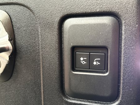 2021 Land Rover Defender - thumbnail 25