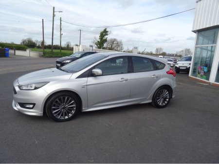 2018 Ford Focus - thumbnail 2